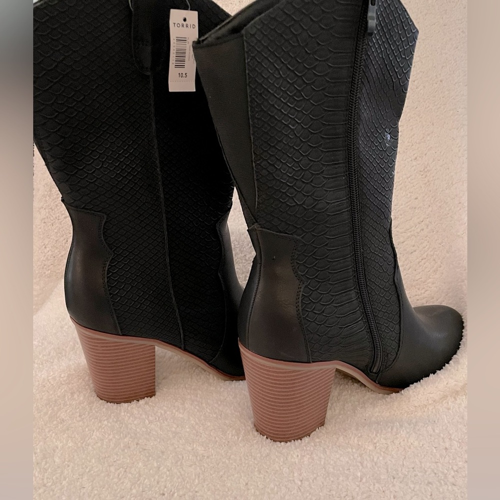 Torrid Mid-Shaft Western Boot (WW) 
Black mid rise Boot